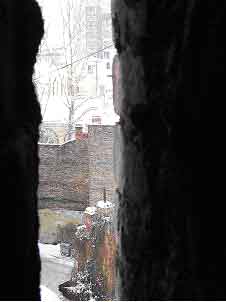 Проявление разрушения - фотография сквозь щель, на чердаке (дом N 11 по ул. Шпалерной)