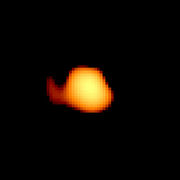 Изображение переменной звезды Миры (омикрон Кита), сделанное космическим телескопом им. Хаббла в ультрафиолетовом диапазоне. На фотографии виден аккреционный «хвост», направленный от основного компонента — красного гиганта к компаньону — белому карлику