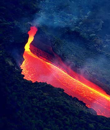 ЛАВОВЫЙ ПОТОК – раскаленная жидкая магма, устремляющаяся вниз по склону.