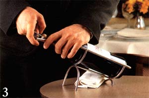 Пробку не следует протыкать насквозь, чтобы ее мелкие крошки не попали в вино