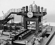 Рис. 1. Макет блюминга: 1 — рабочая клеть; 2 — верхний валок; 3 — манипулятор; 4 — универсальные шпиндели; 5 — главные электродвигатели.